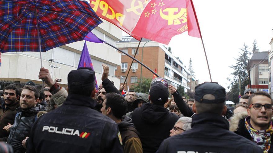 Castristas y anticastristas se enfrentan ante la embajada de Cuba en Madrid