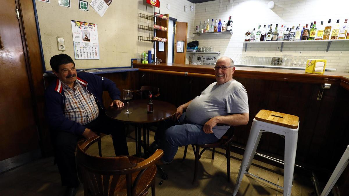 Dos vecinos jubilaos de Villamayor de Gállego en un bar del municipio.