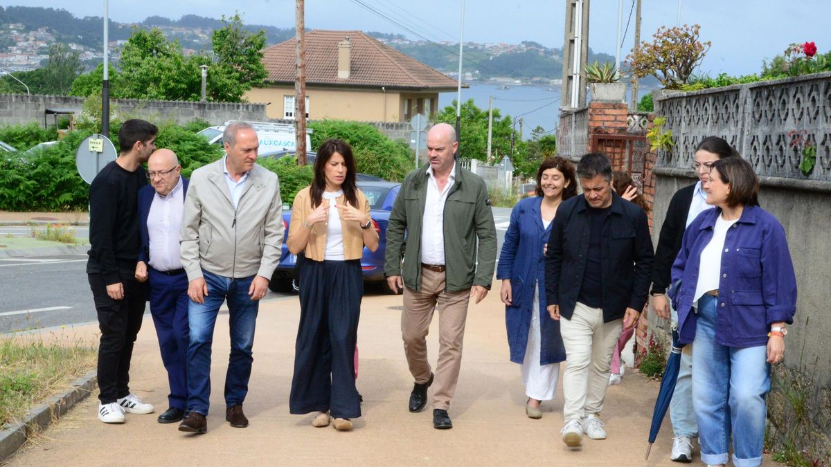 La conselleira, María Martínez Allegue, con representantes del Concello de Bueu y el delegado de la Xunta a la altura de la rotonda de Castrelo, en la PO-551.