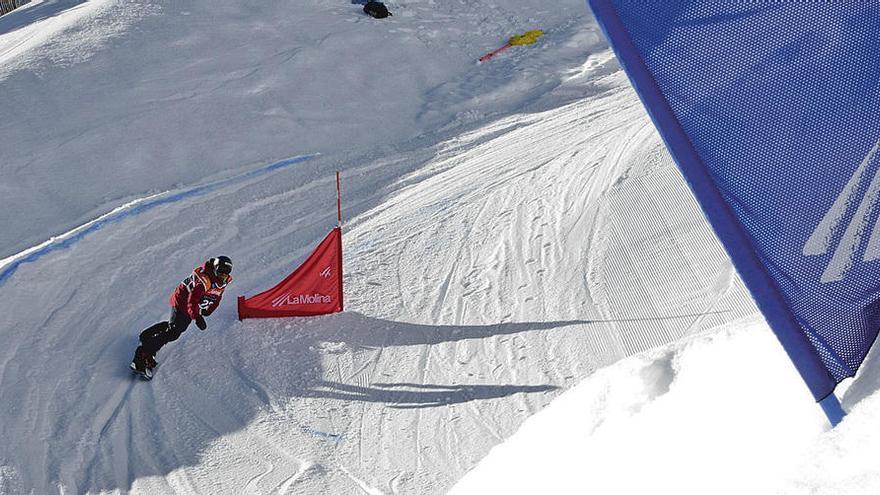 Vic González sobre su tabla de snowboard.