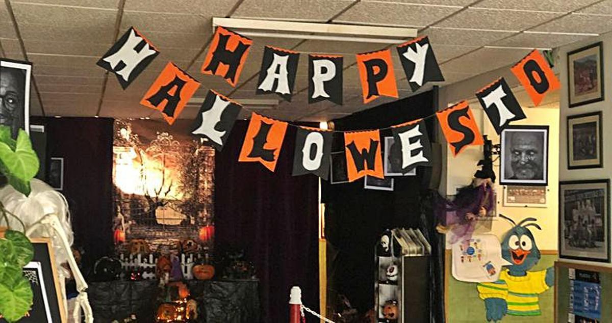 A la izquierda, escolares del CRA d’Onís recueyen castañes pal so amagüestu; enriba, preparativos del Samaín nel colexu San Félix de Candás, y, embaxo, un alumnu del colexu moscón Virgen del Fresno prepara la so escoba. | M. V. / B. G. / S. A.