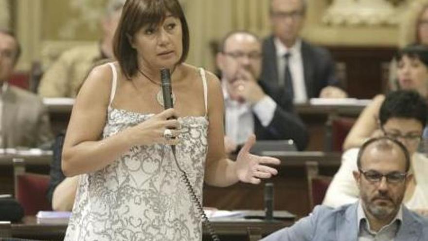 Francina Armengol, junto a Biel Barceló, respondiendo ayer a la portavoz popular, Marga Prohens, en el Parlament.