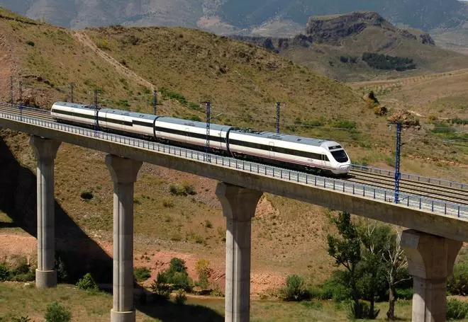 El tren extremeño no aguanta las olas de calor
