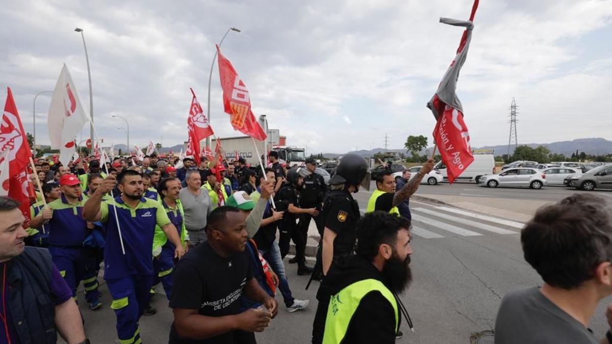 Streikende Handwerker am Dienstag (16.5.) im Gewerbegebiet Can Valero.