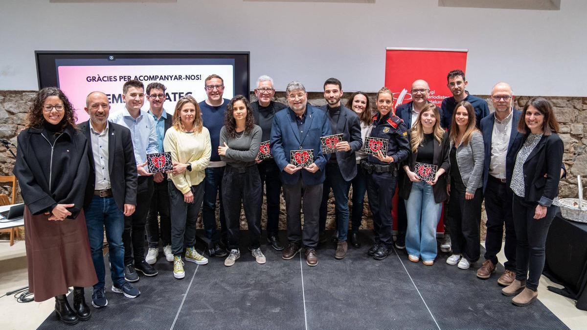 Fotografia de grup dels premiats i les autoritats presents a l'acte
