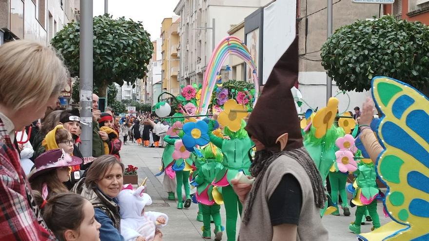 Una multitud en la Gran Marcha do Entroido Meco