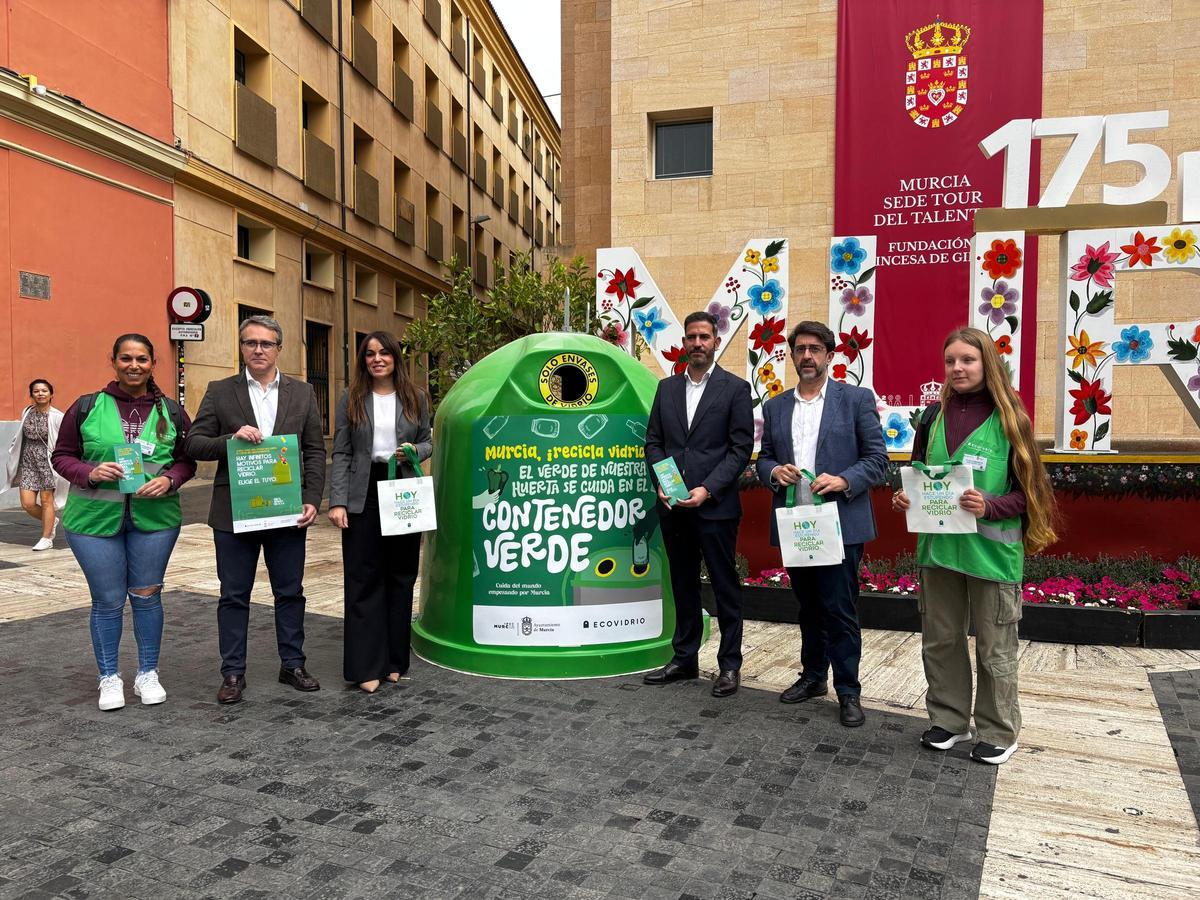 Presentación de la campaña ecobarrios para fomentar el reciclaje de vidrio, este martes en la plaza del Cardenal Belluga.