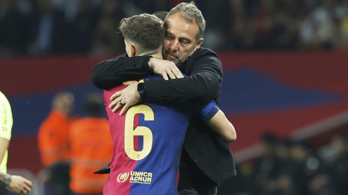 Gavi se abraza a Flick tras marcar el 1-0 del Barça al Betis en Montjuïc.