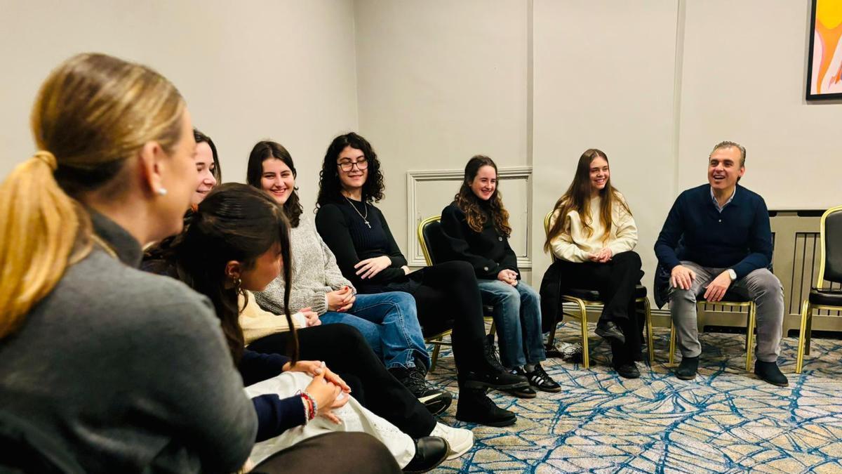 Prohens y Vera visitan a los alumnos becados en Irlanda