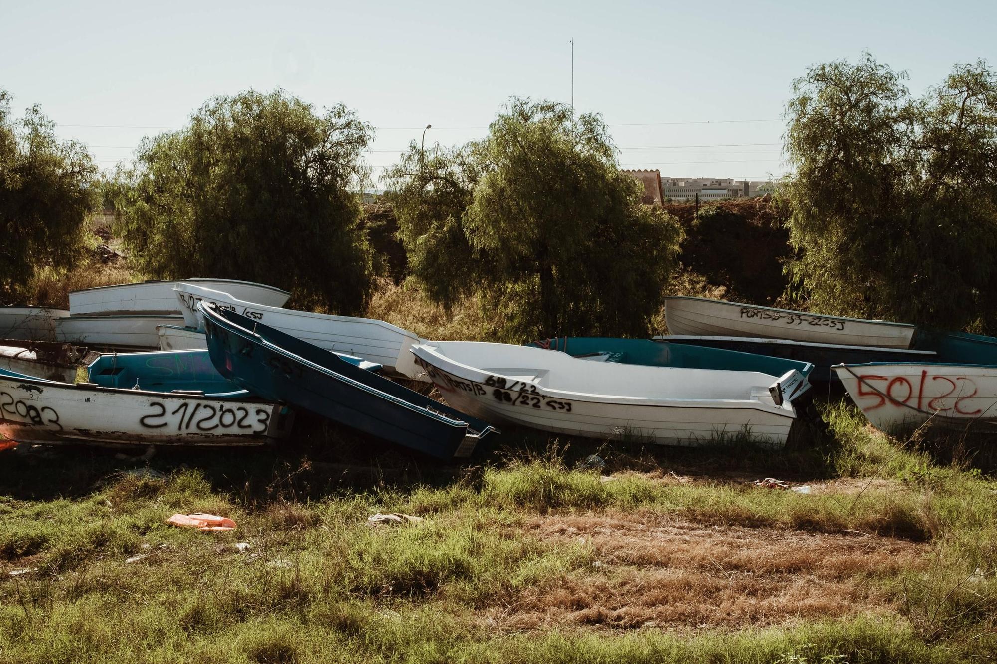 Pateras acumuladas en Mallorca, almacenadas en una parcela de Son Tous a la espera de ser destruidas