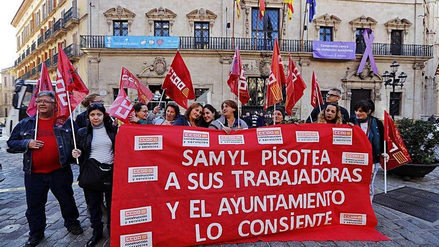 Un grupo de trabajadores concentrados en la plaza de Cort.