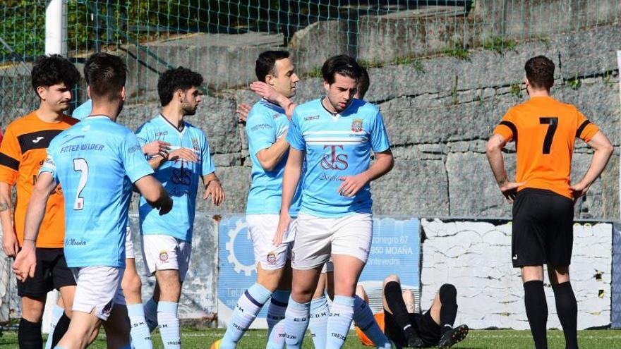 Los jugadores de Moaña celebran uno de sus goles ayer. |  // G. NÚÑEZ