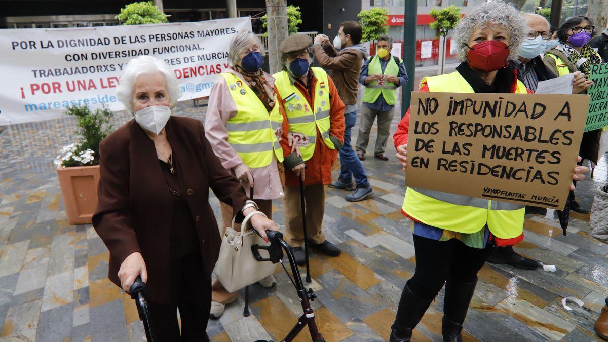 Decenas de personas frente al INSS en Alfonso X El Sabio reivindican una ley de residencias estatal