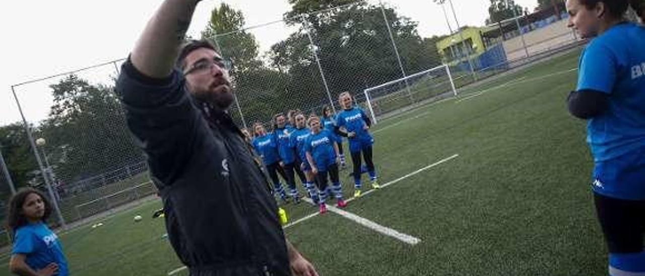 Jordi Sánchez da instrucciones a las jugadoras.