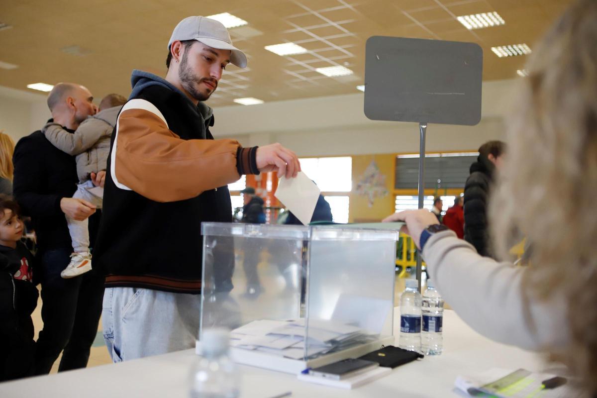 Un joven vota en un colegio electoral de Zaragoza, el pasado 8 de febrero.
