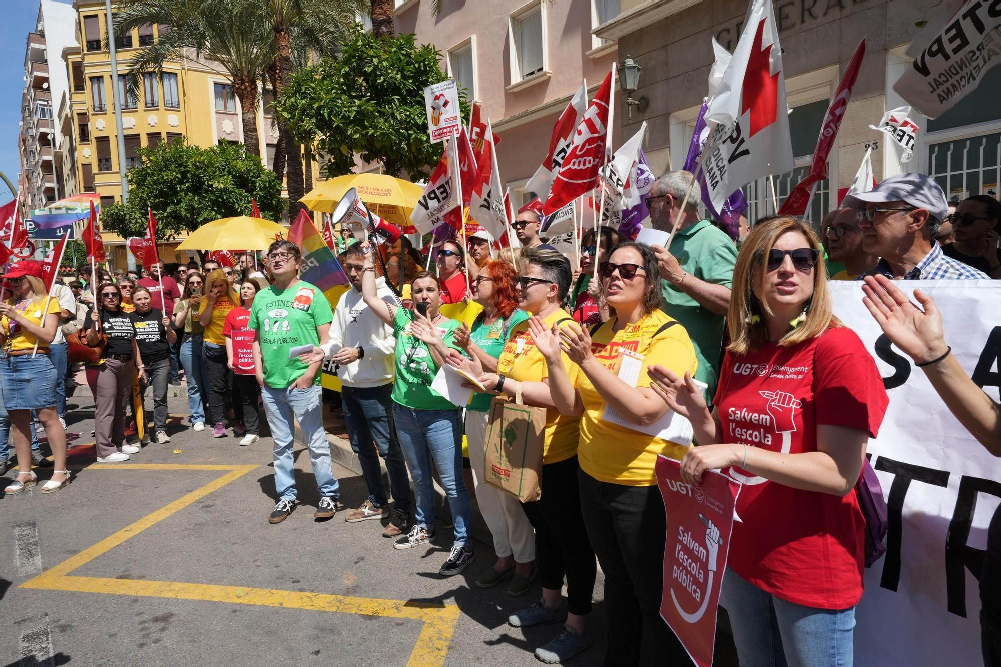 Huelga en la enseñanza: Los sindicatos se manifiestan frente a la dirección territorial de Educación en Castelló
