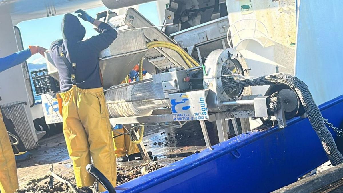 Bateeiros realizando desdobles en Arousa.