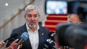 Clavijo lamenta el cruce de declaraciones entre PSOE y PP sobre migración y reclama sentido común.