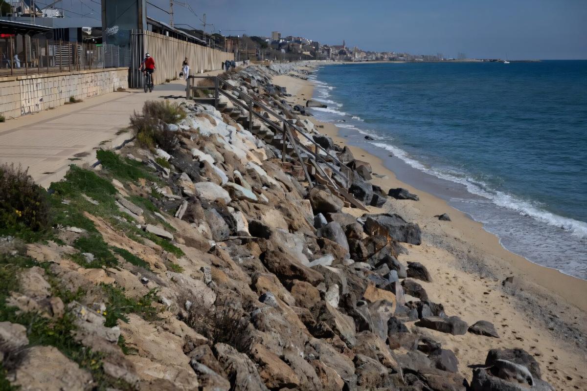 Aspecto del litoral de Montgat (Barcelona), que acusa especialmente la pérdida de arena