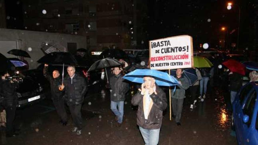 La manifestación salió con retraso por la lluvia, que no logró amilanar a los convocantes.