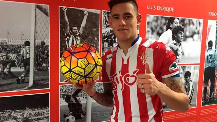 Sanabria, con el balón con el que hizo los tres goles firmado por sus compañeros.