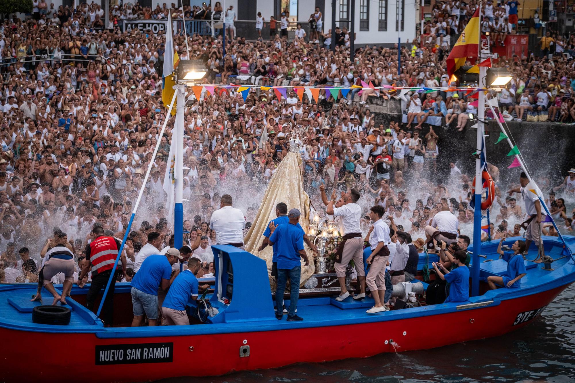 Puerto de la Cruz celebra la embarcación de la Virgen del Carmen
