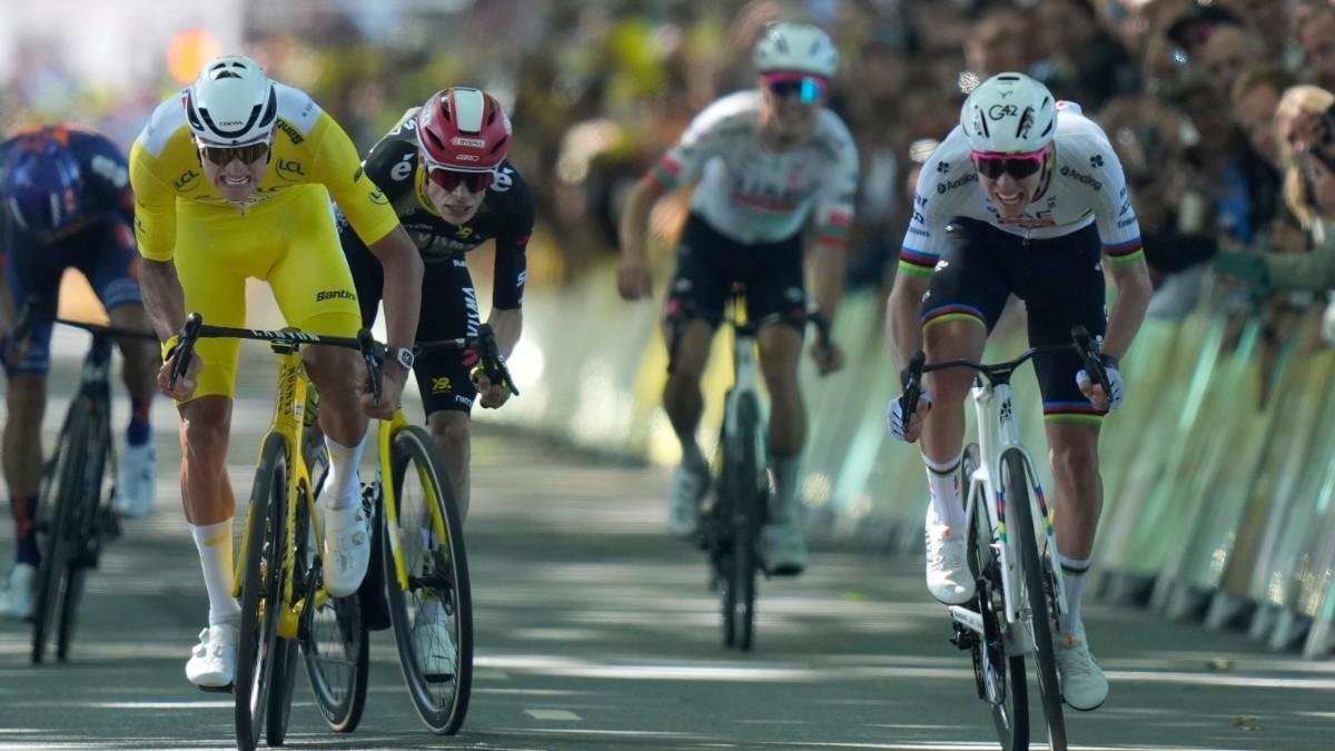 Llegada de los ciclistas en Rouen