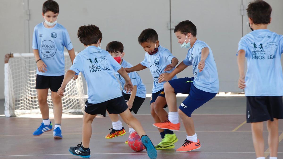 Varios pequeños realizan ejercicios durante el campus de los hermanos Leal, en Salesianos.