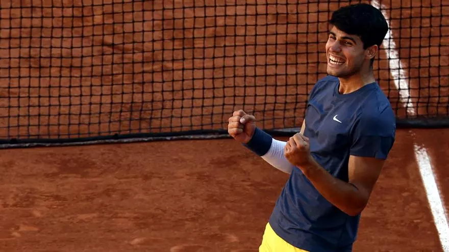 Alcaraz gana a Sinner y jugar芍 la final de Roland Garros