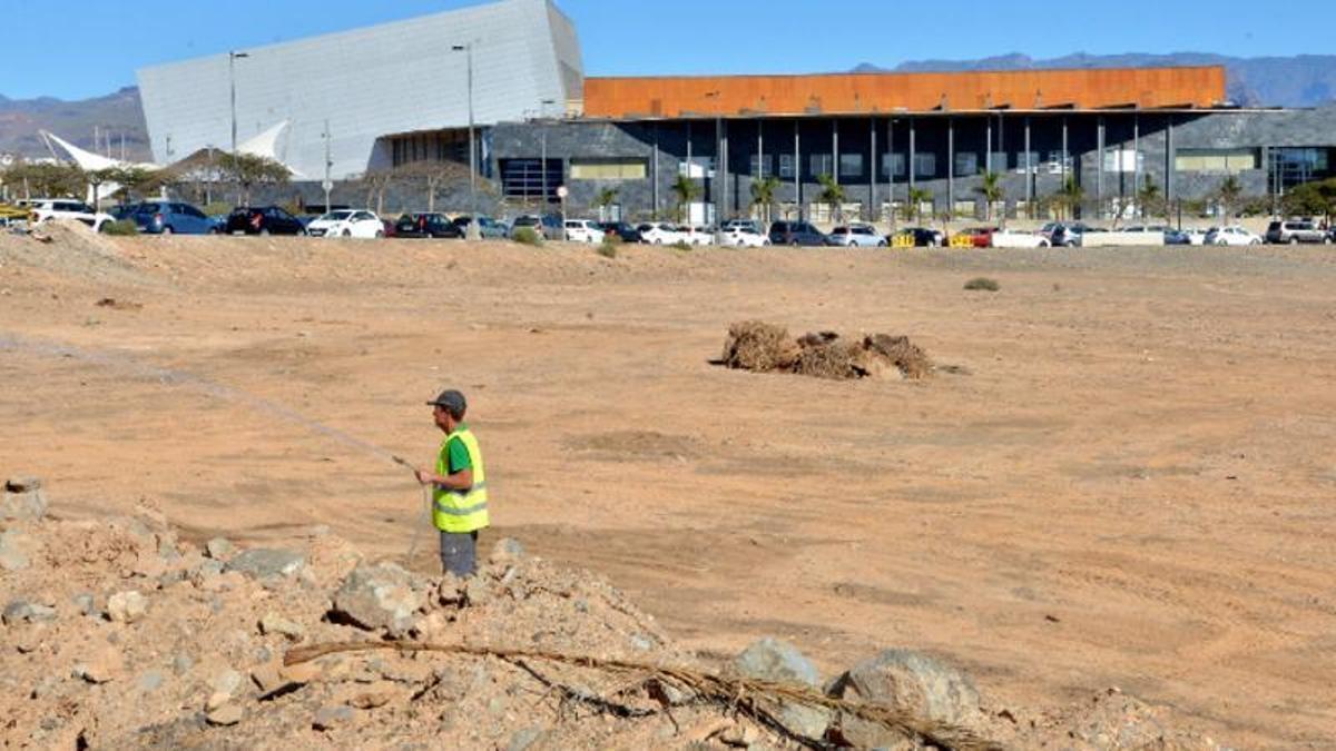 Parcela sin construir junto al Palacio de Exposiciones de Meloneras.