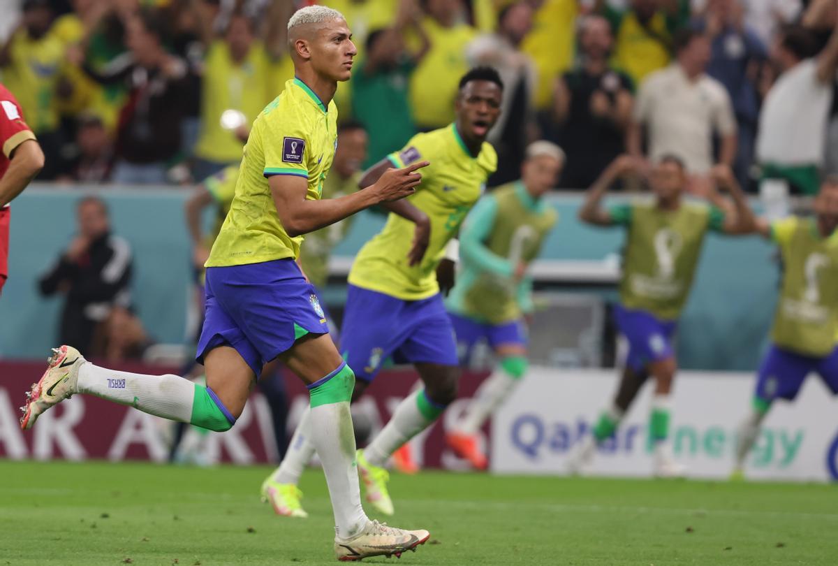 Lusail (Qatar), 24/11/2022.- Richarlison of Brazil celebrates scoring the 2-0 during the FIFA World Cup 2022 group G soccer match between Brazil and Serbia at Lusail Stadium in Lusail, Qatar, 24 November 2022. (Mundial de Fútbol, Brasil, Estados Unidos, Catar) EFE/EPA/Tolga Bozoglu