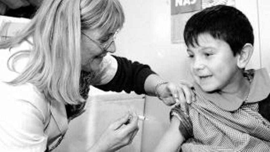 Un niño recibe la vacuna del sarampión.