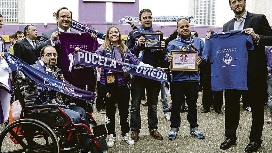 Los presidentes de Oviedo y Valladolid (Menéndez Vallina y Carlos Suárez), con aficionados de ambos equipos, antes del partido de la temporada pasada en el José Zorrilla.