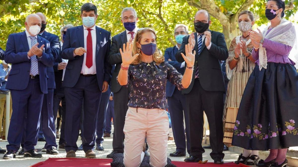 Theresa Zabell impuso sus manos para dejar sus huellas en una gran hoja de vid de cemento ante la mirada de las autoridades. 