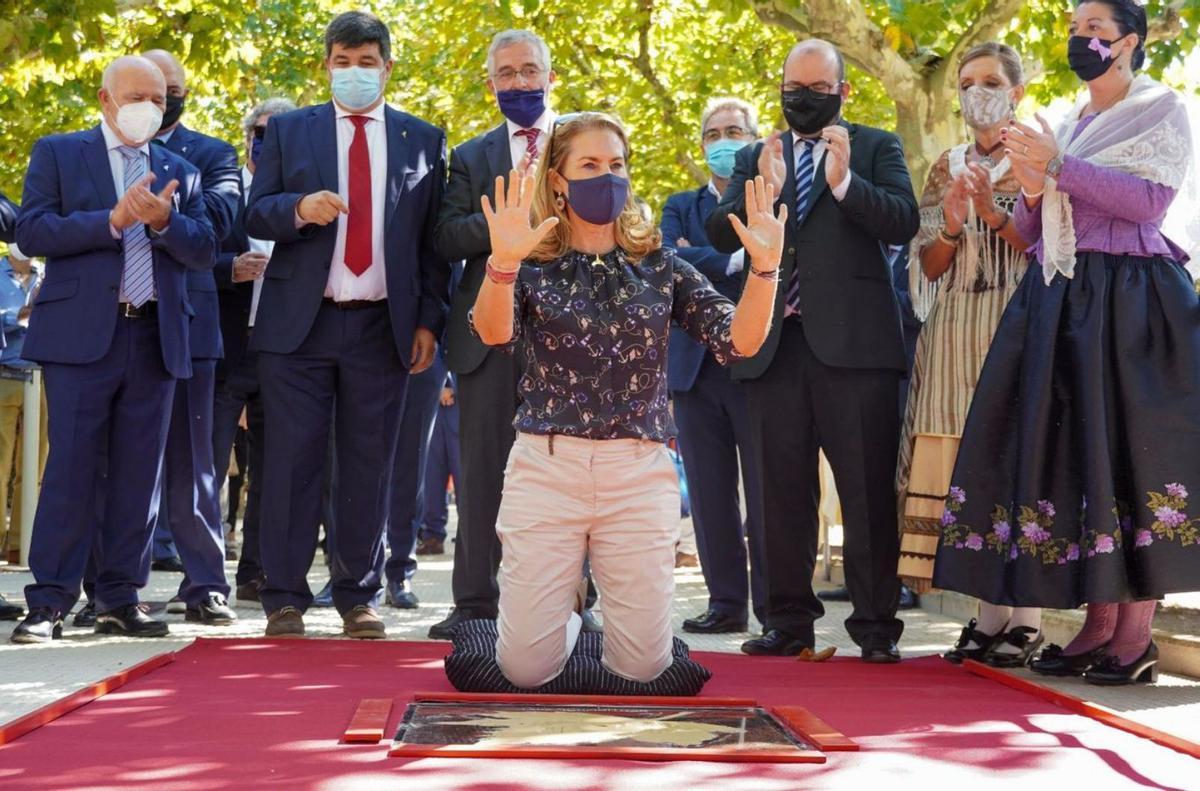 Theresa Zabell impuso sus manos para dejar sus huellas en una gran hoja de vid de cemento ante la mirada de las autoridades.