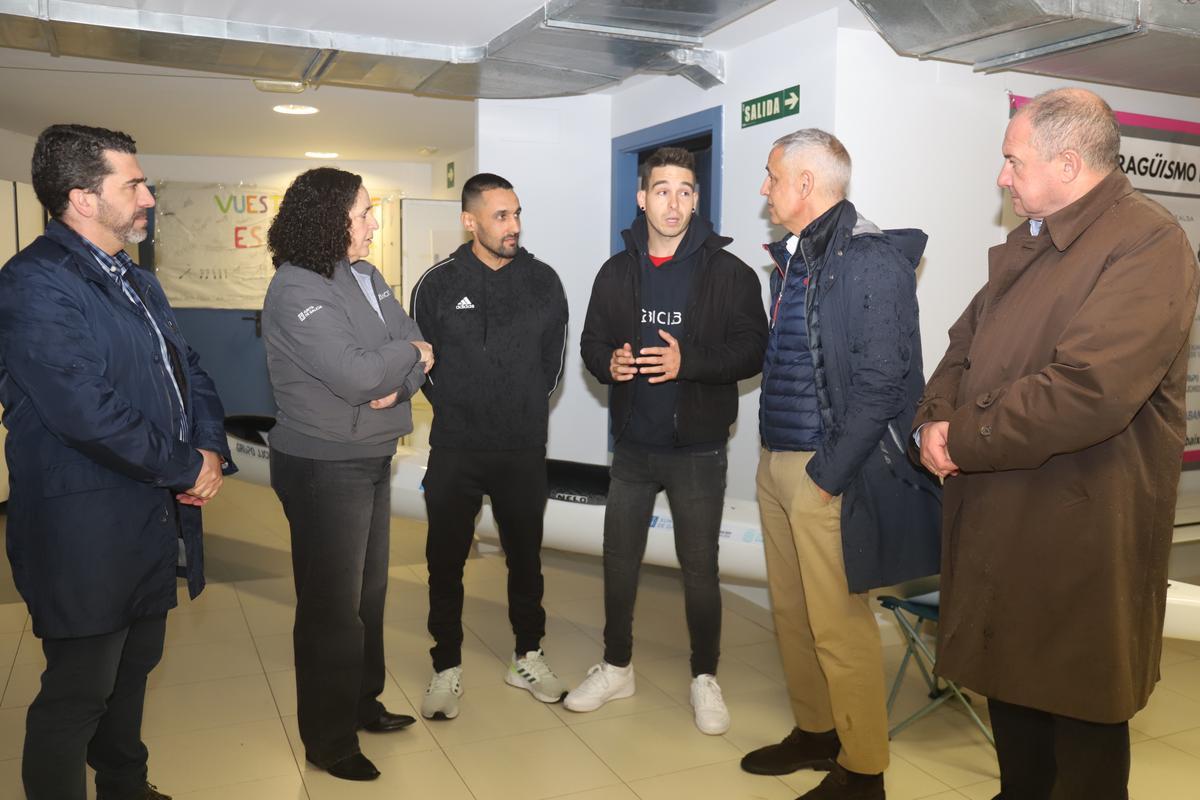 A delegada da Xunta con directivos do club de Boiro.