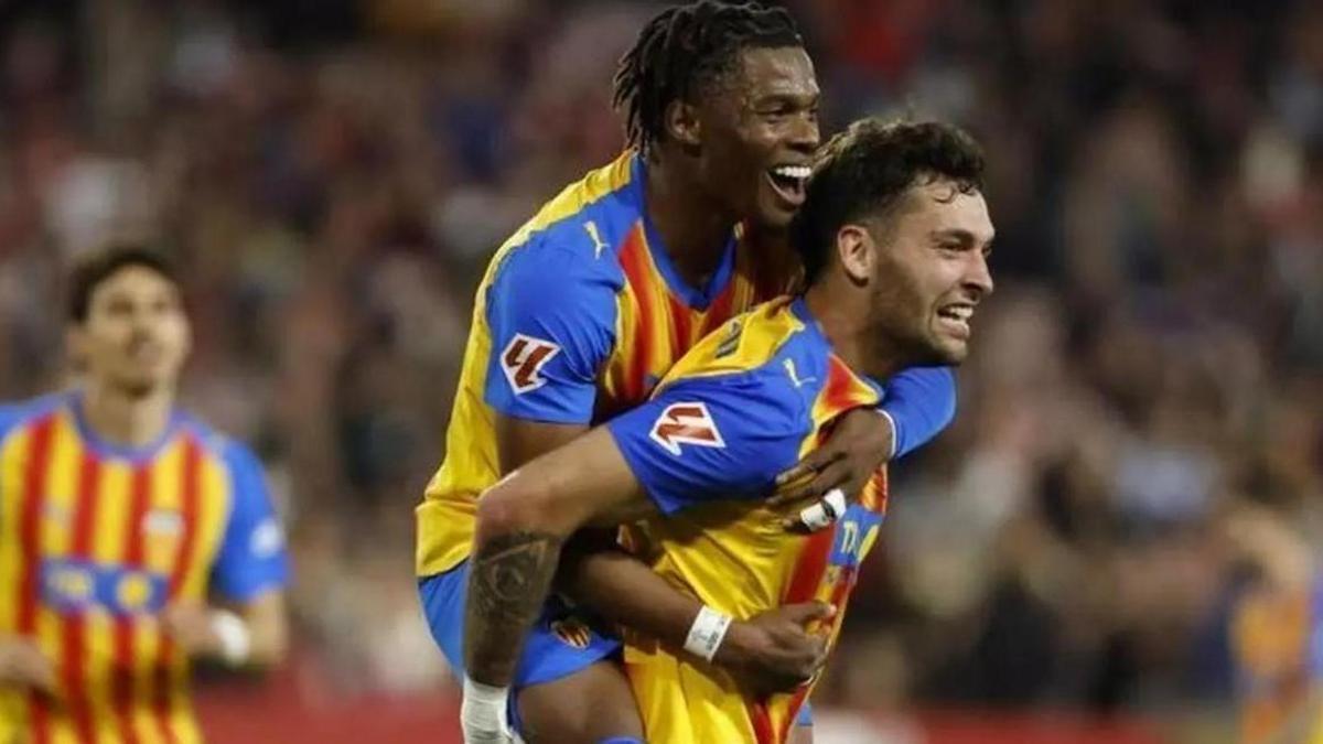 Así celebró el Valencia CF el triunfo en Sevilla