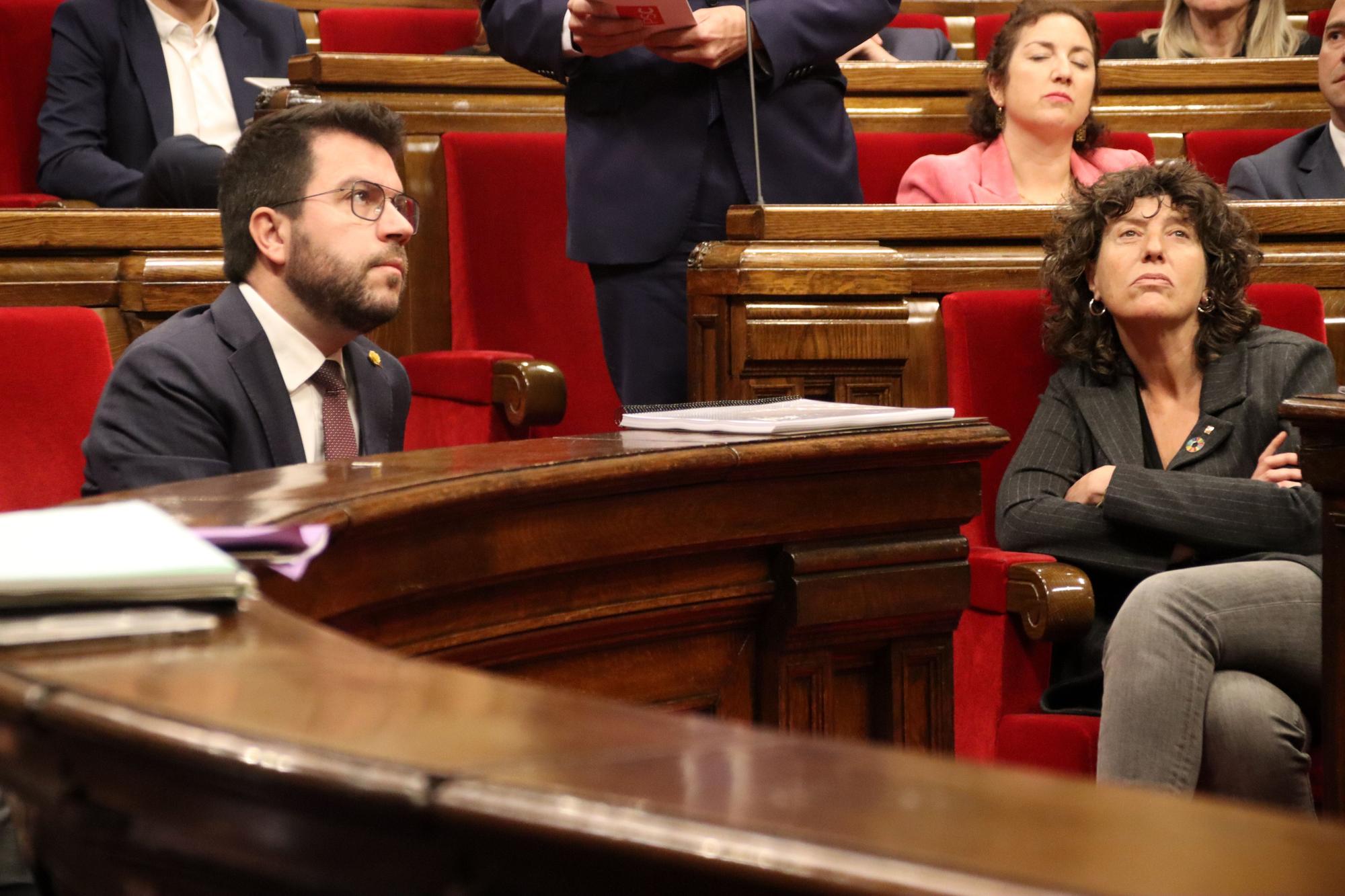 El 'president' de la Generalitat, Pere Aragonès, y la 'consellera' de Acció Climàtica, Teresa Jordà, en el Parlament.