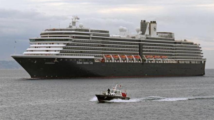 El ´Zuiderdam´ entra a Palma tras el bote de los prácticos.