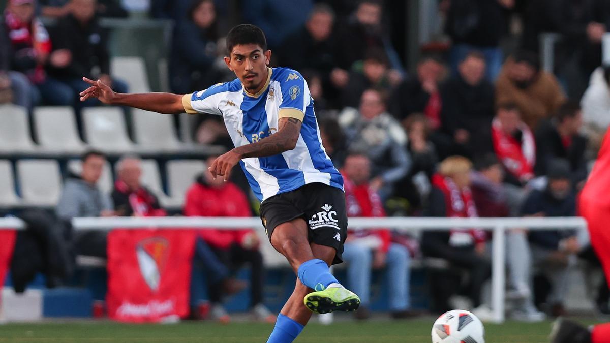 César Moreno golpea la pelota durante un partido del Hércules lejos de Alicante.