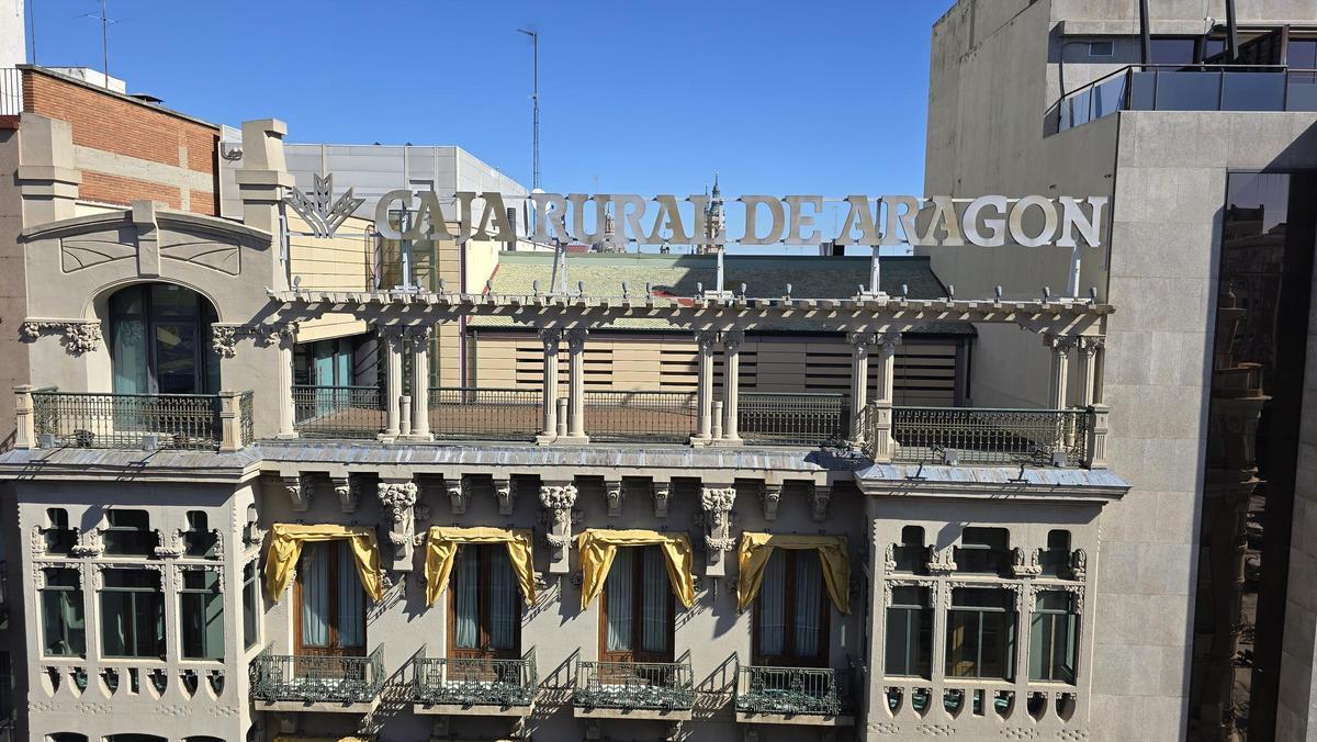 La sede central de la Caja Rural de Aragón, ubicada en un edificio histórico del Coso de Zaragoza.