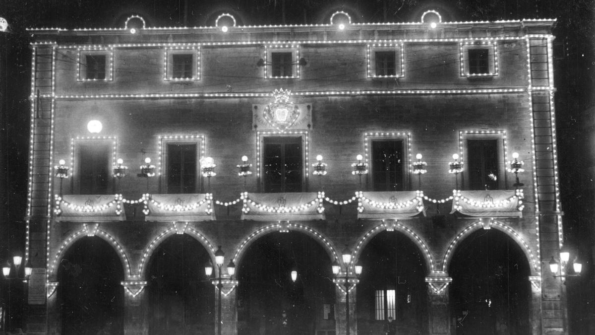 La façana de l'ajuntament de Manresa il·luminada per la Festa Major de 1926