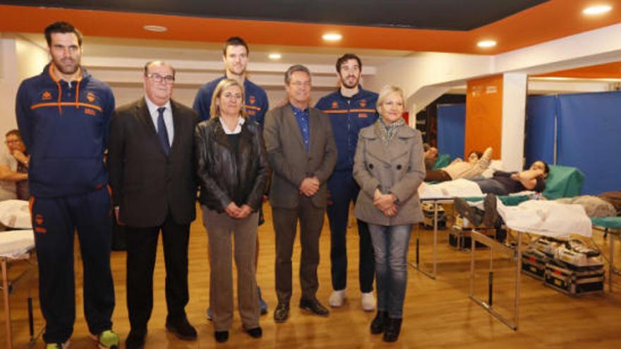 Los jugadores de Valencia Basket visitan la donación de sangre en la Fonteta