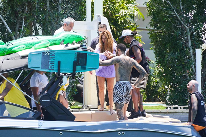 Shakira y Lewis Hamilton en Miami con unos amigos