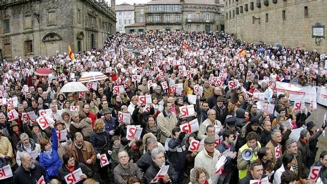 Vista de la manifestación en Santiago, abajo jóvenes tratan de boicotear la marcha y un manifestante herido./ efe