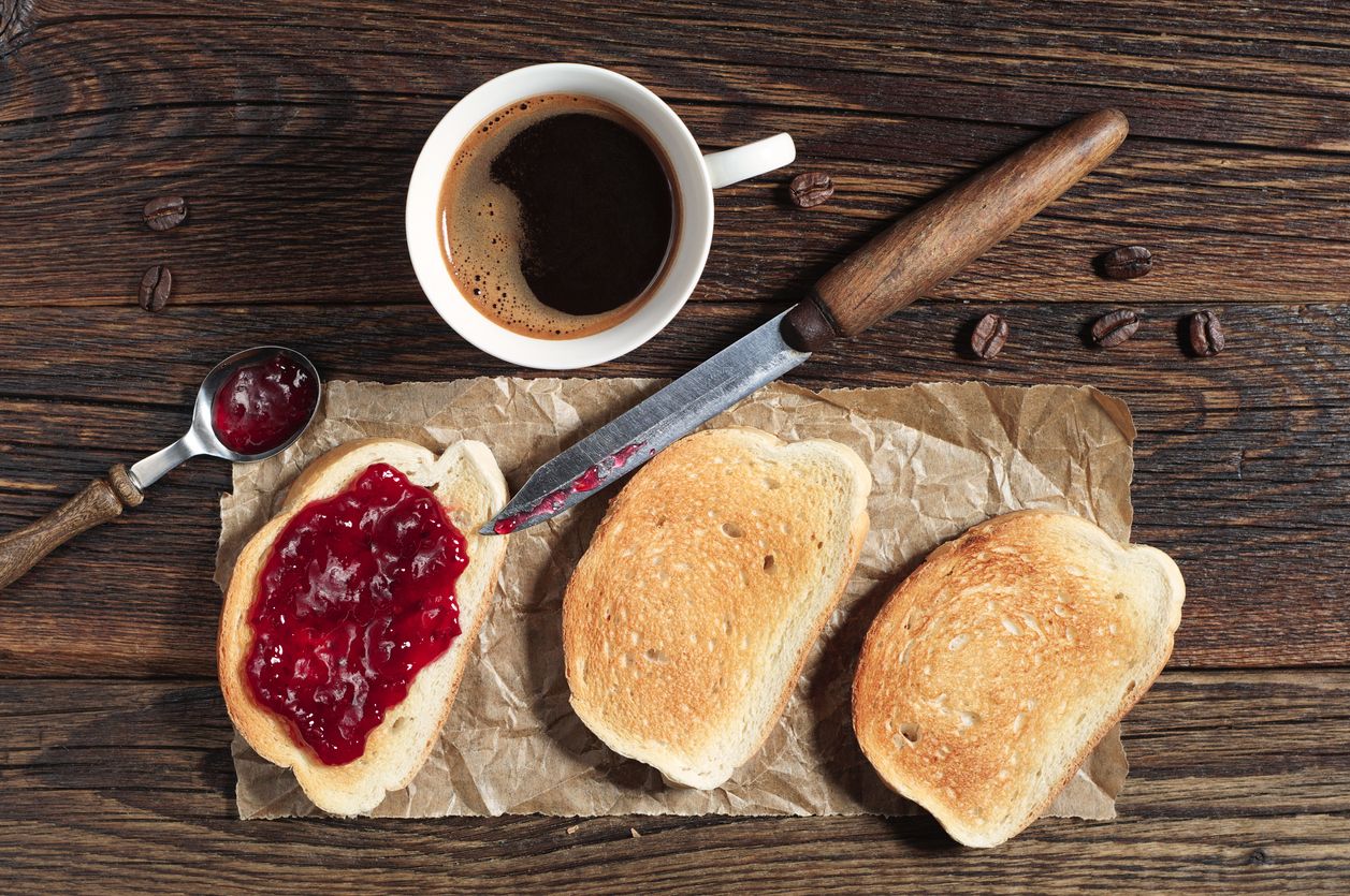 Desayuno de café con tostadas