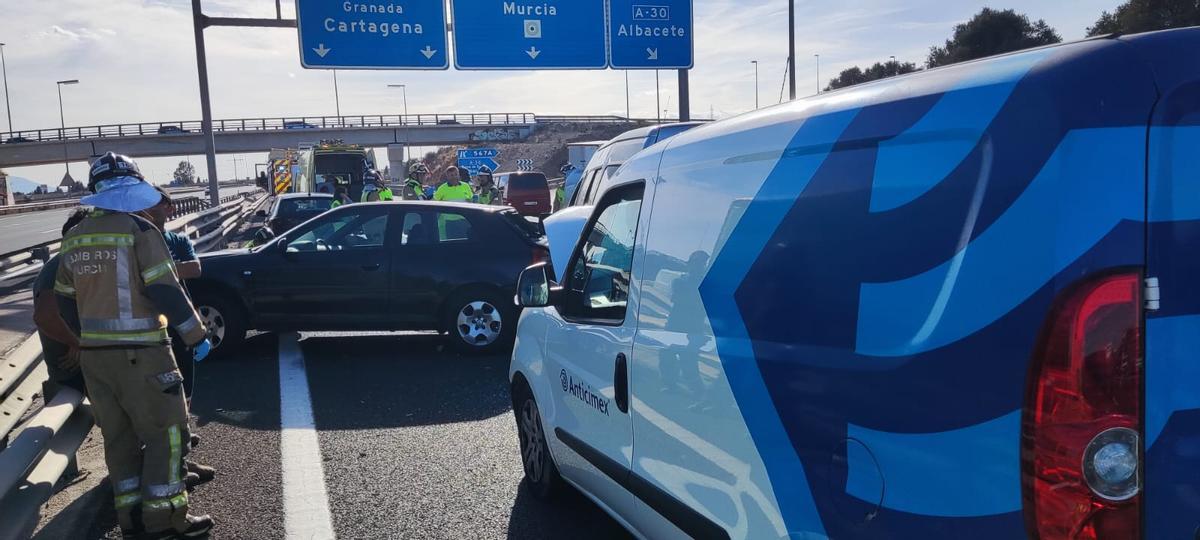 Bomberos y sanitarios se movilizaron al lugar del accidente, en la A-7, sentido Murcia.