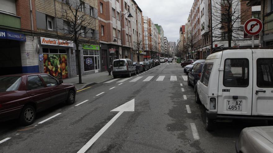 Detenido por apuñalar a un hombre en el pecho y romper una botella en la cabeza de otro en Gijón