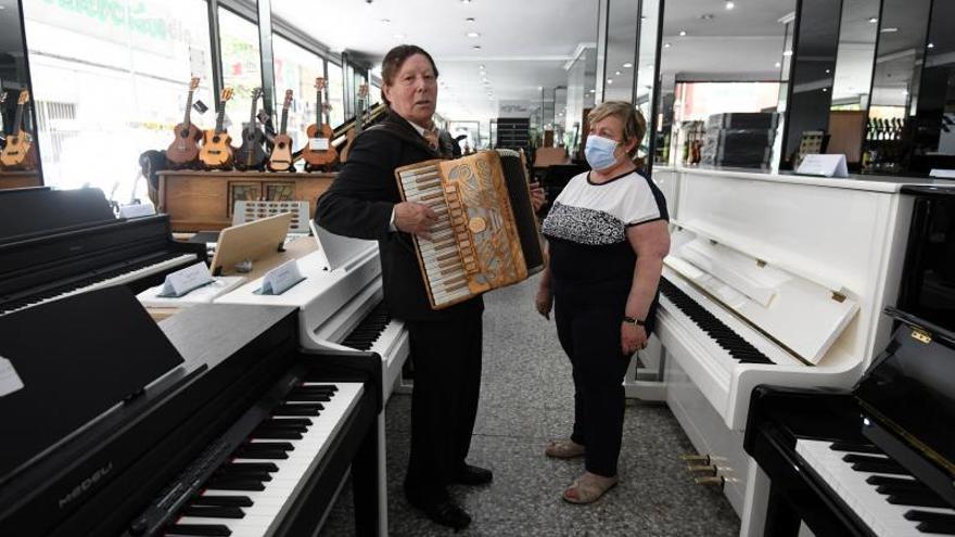 Aladino Barros toca varios instrumentos y fue músico profesional.  