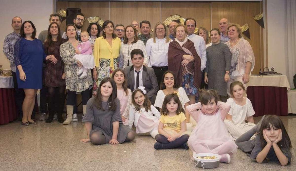 Ángela, en la celebración de sus cien años rodeada de su familia. / FdV